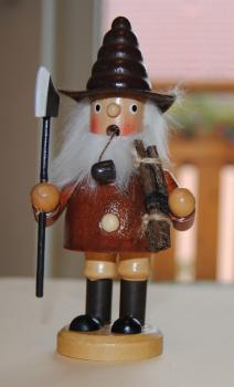 Räuchermännchen Nachtwächter mit Axt und Holzbündel